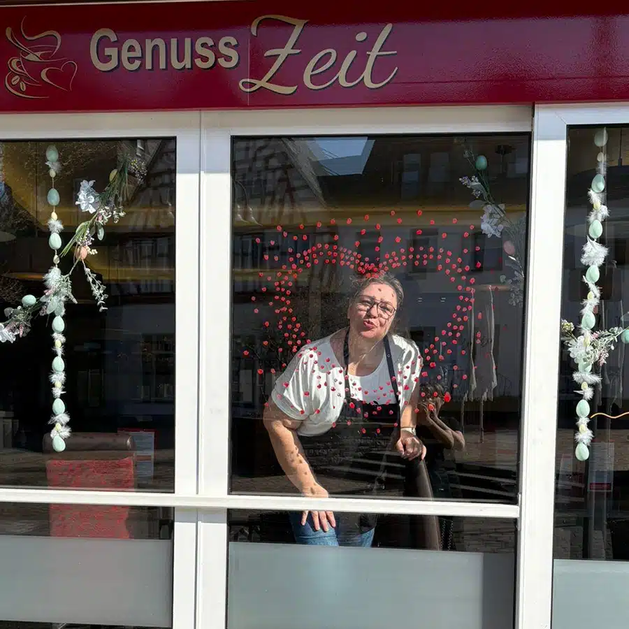 Inhaberin der Genusszeit vor dem Café in Treis-Karden