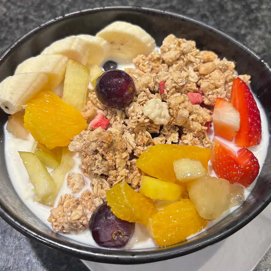 Müsli mit frischem Obst in der Genusszeit